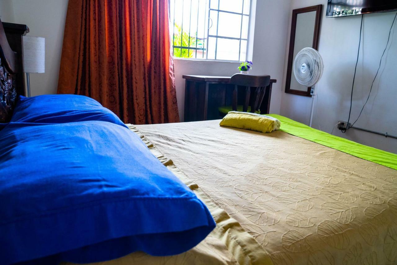 Los Andes Hostel Медельин Экстерьер фото